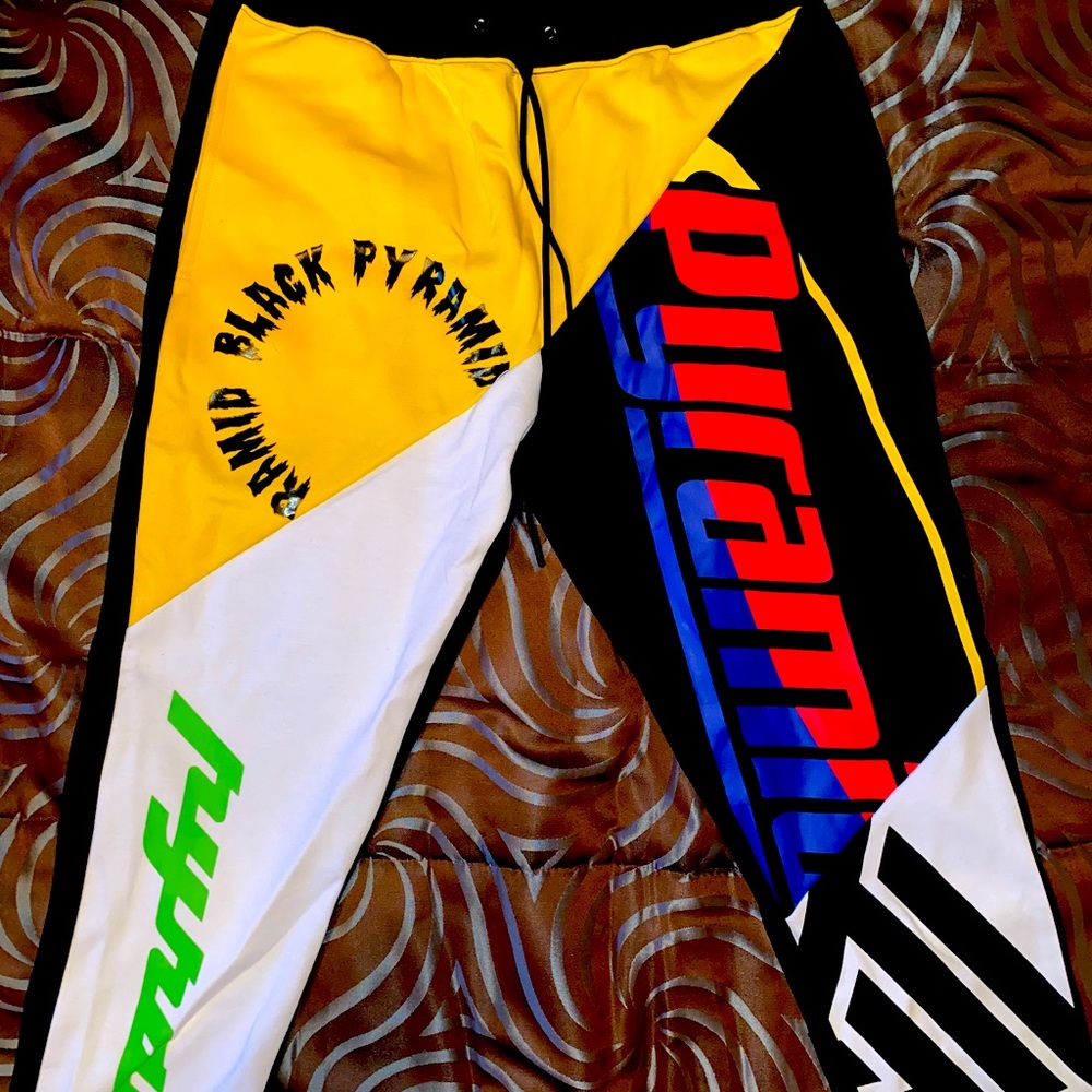 Men’s Black Pyramid Black and Yellow! Size Large